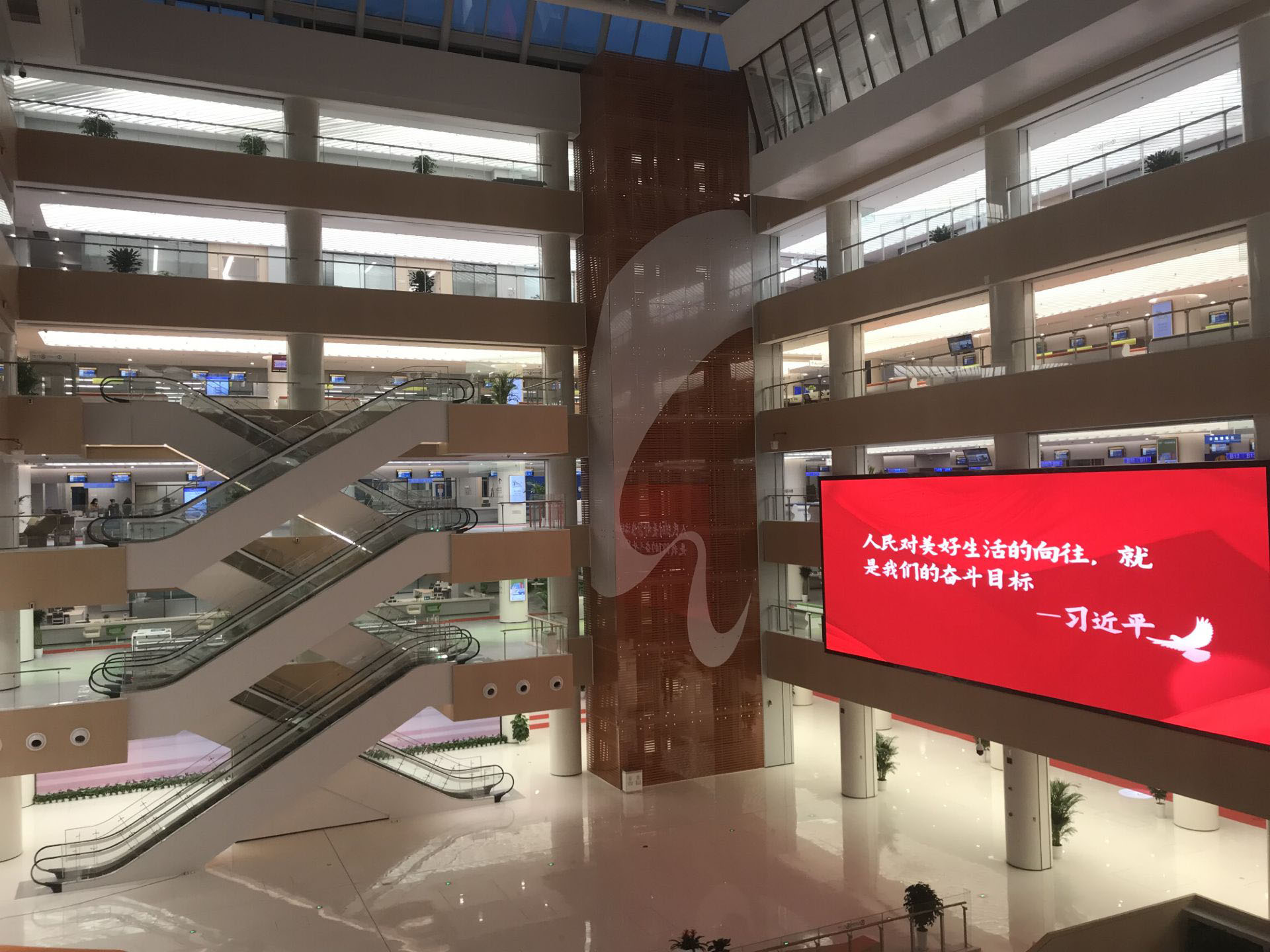 成都高新區(qū)智慧政務(wù)新大廳排隊(duì)系統(tǒng)及信發(fā)系統(tǒng)和填單系統(tǒng)正式上線(xiàn)投入使用。效果圖