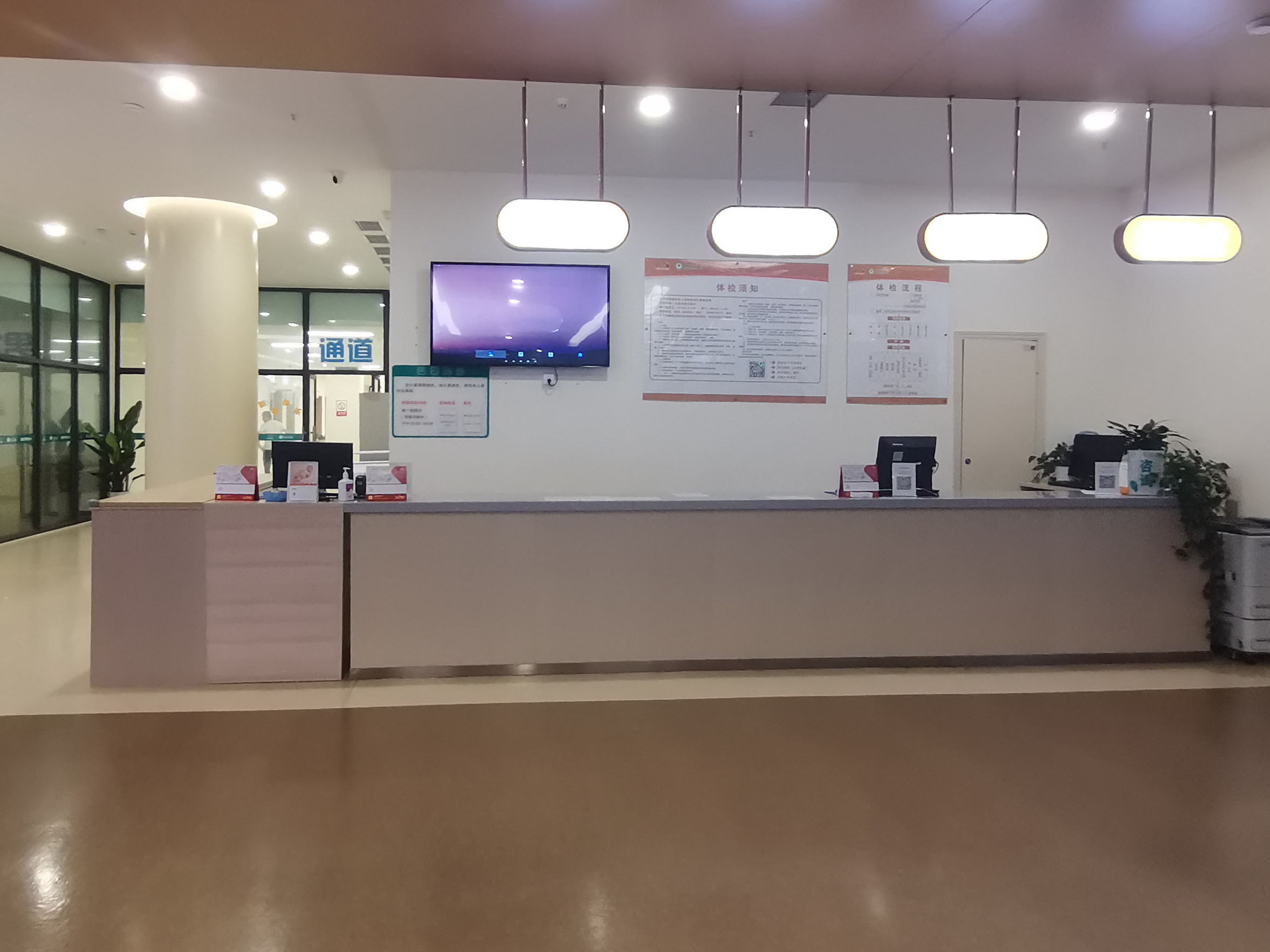 智能分診系統(tǒng)設(shè)備配套助力四川雅安市人民醫(yī)院的智能化醫(yī)療革新。效果圖