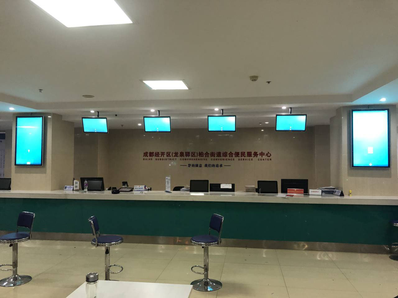 智能排隊機廠家?guī)憬颐刂腔鄞髲d排隊管理系統(tǒng)的黑科技。效果圖